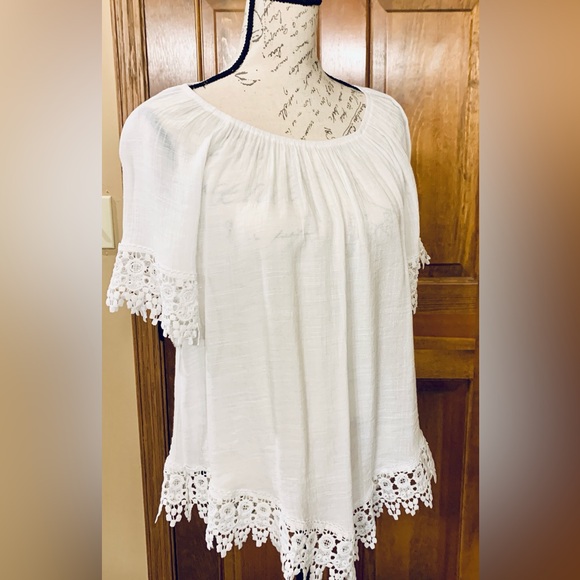 LINDA LEAL Small White Boho Blouse with wide lace trim. - Picture 3 of 11